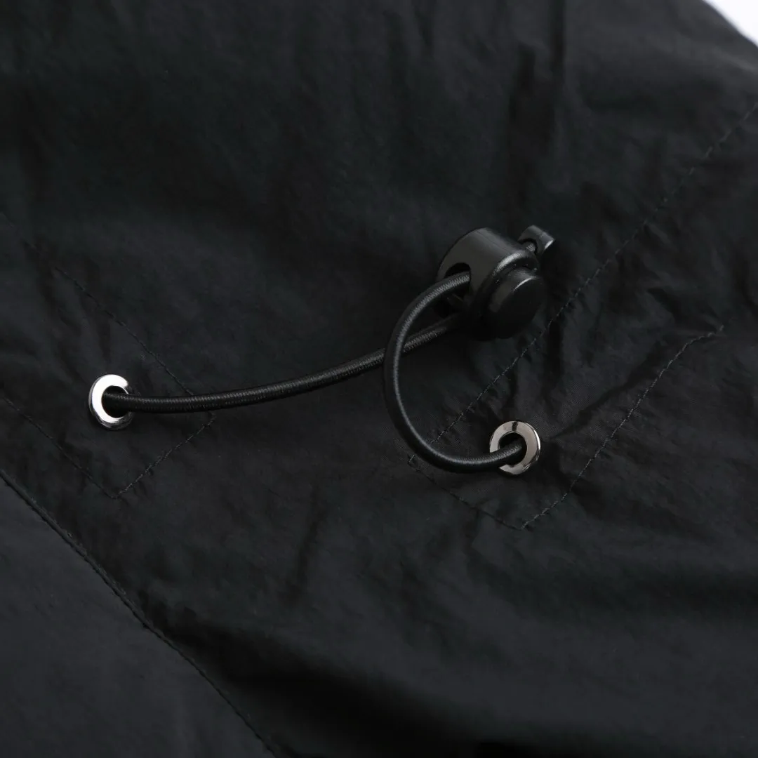 P1010 [Exclusive supply] Canada Goose Black Label Badge Hooded Down Jacket (Black) The high-quality filling is made of 90 national standard high-quality white duck down, selected high-loft velvet, weighing 240g, light and warm, with excellent temperature locking performance and good resilience. The fabric is woven with 400T high-count yarn. After special water-repellent treatment, the surface forms a lotus leaf effect - raindrops will slide down like beads, and snow particles will fall off when touched. The tear resistance reaches 200N (approximately 20kg load-bearing), the light gray matte texture breaks the stereotype of "outdoor clothing = hardcore", and the soft luster presents a high-end matte effect under urban neon lights, seamlessly switching scenes from ski resorts to CBD office buildings. The ribbon is woven with polyester as the base, and the brand letters are decorated on the ribbon through high-precision computer embroidery. The edges of the pattern are clear, the stitches are fine and even, and multiple layers of embroidery thread are stacked to enhance the three-dimensional effect. Precision thread reinforcement prevents linting and ensures the fluffy and resilient elasticity lasts as new. The embedded cuffs are three-dimensionally woven to form a "wavy" elastic structure, which forms natural folds when fitting the wrist, increasing the contact area with the skin, thus improving the windproof effect. At the same time, micro-velvet treatment is added to the inside of the cuffs, which feels like a second layer of skin and avoids friction on the skin from metal zippers or hard fabrics. Size:S-M-L-XL